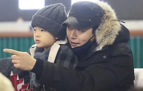权相佑儿子照片曝光  网友称赞：帅气美男！