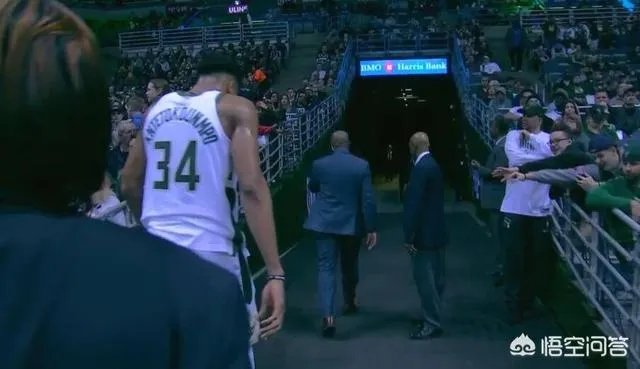 雄鹿和快船比赛中场结束前,字母哥受伤离场是怎么回事?