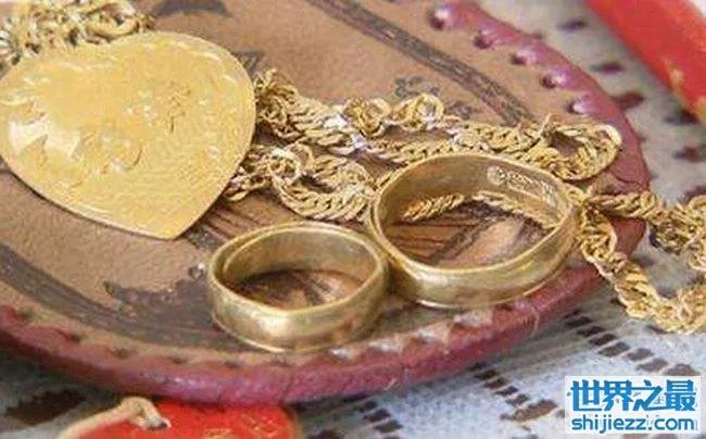 垃圾分类分出首饰,苦寻三年的首饰扔垃圾找到了