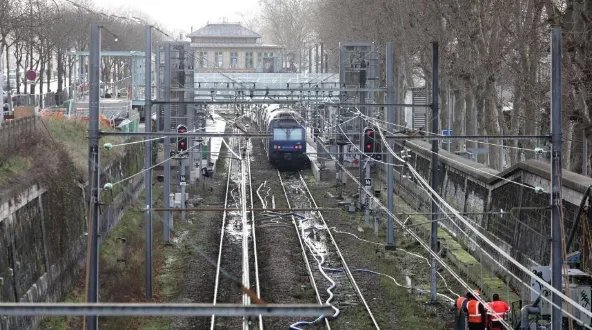 巴黎铁路被浇水淹了吗？