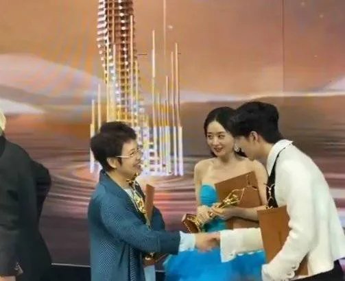 赵丽颖昆仑饭店1对5怎么回事 赵丽颖给王一博介绍前辈是真的吗