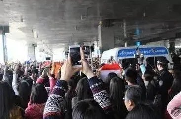 谁追星致飞机延误？