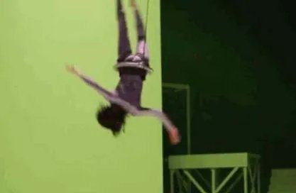 杨幂受伤后首次现身，戴着墨镜用纱布缠着眼角，她的状态如何？