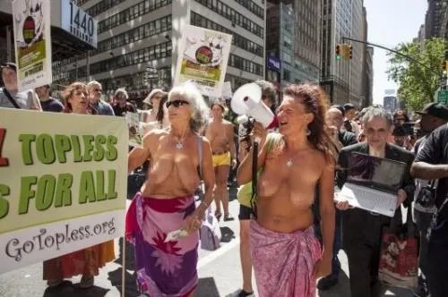 纽约“坦胸日”女性坦胸露乳游行 引众人围观！
