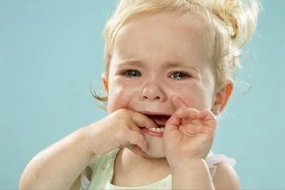 医生表示婴儿长时间大哭会导致大脑损伤，婴儿哭闹的时候应该怎么哄？