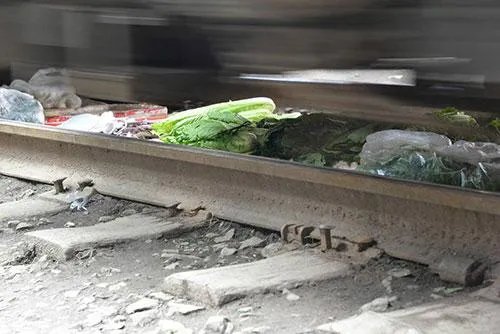 你如何看待贵州遵义出现“铁路菜市”这种现象？