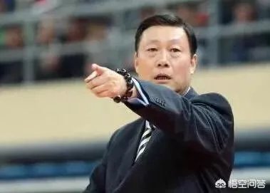 新疆队在一个月前辟谣李秋平离任，现在又官宣李秋平离任，这是为什么？