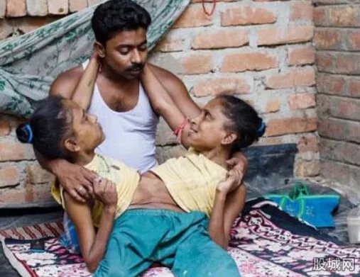 连体女友姐妹共侍一夫 据说三人是一见钟情