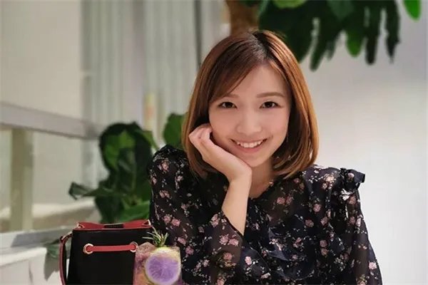 李泽楷新欢晒做美容照片,哪些细节证明了她与阔太无异?