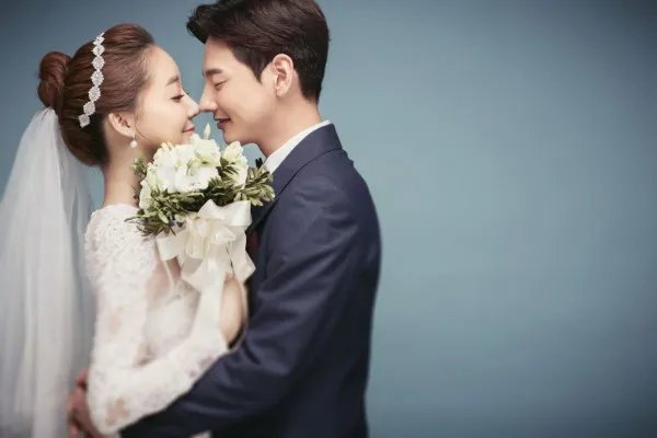 假期都在参加婚礼了参加23台婚礼送礼4800元