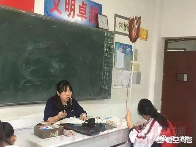 河南女教师肩扛输液杆上课走红,你怎么看?
