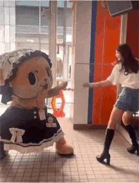 神似梅西男子被民众围堵合影 都想要甜头的动态图