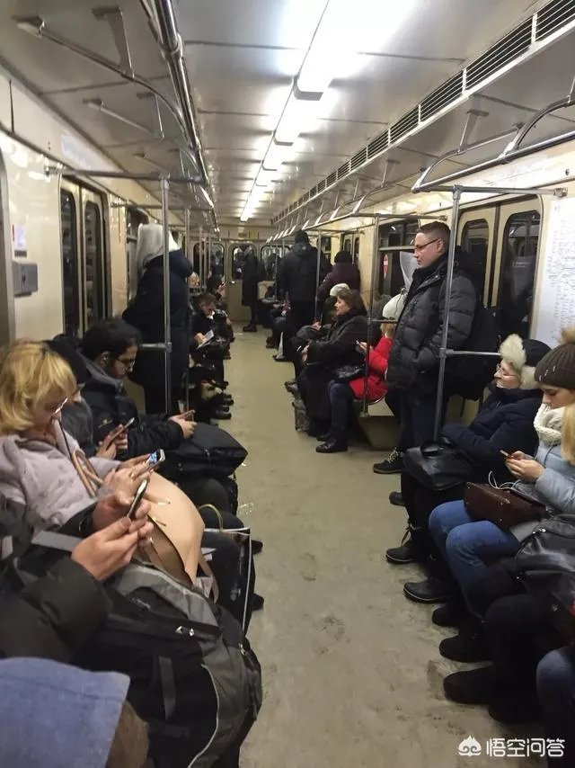 如何看待“莫斯科人地铁读书照引中国网友嘲讽,都是因为没wifi”?