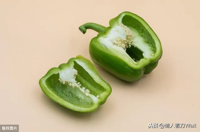 带上女朋友参加领导饭局，领导夹了青椒给女友。这有什么含义吗？