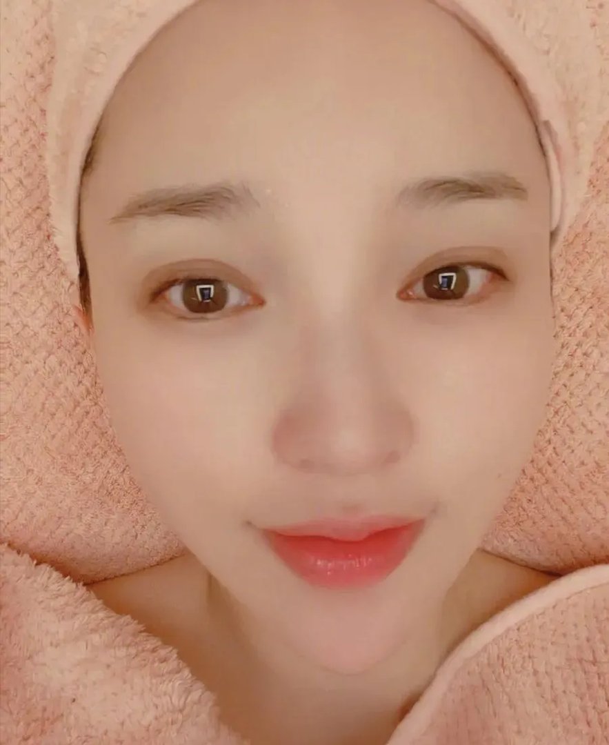 金莎晒自拍被大家说美颜用的太过，她的自拍照有什么不对的地方？