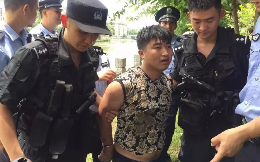 两个男子街头拿刀追砍武警 居然是因为感情纠纷（故意伤害）