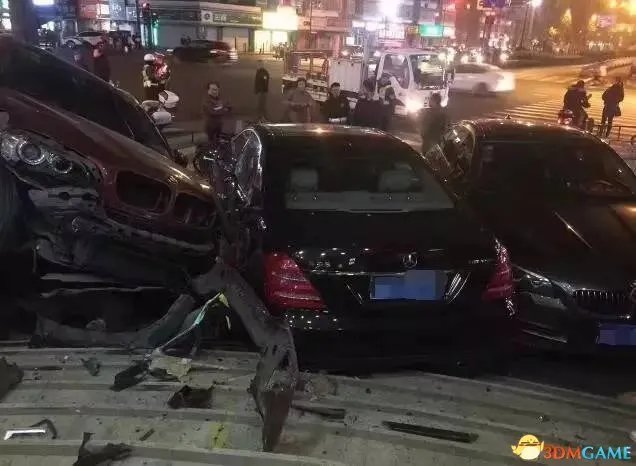 杭州街头昨夜五辆豪车连环怼 宝马奔驰全部撞毁