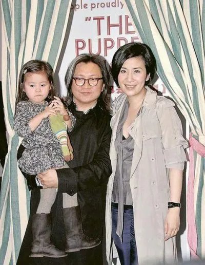 陈可辛吴君如女儿曝光 陪父母逛街可爱活泼