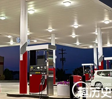 男子将妻子遗忘加油站:儿子玩手机也忘了老妈