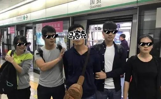 男子坐地铁为什么突然被铐？