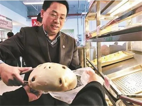 人大6元馒头走红 网友称:比脸大,一个够一个宿舍吃！