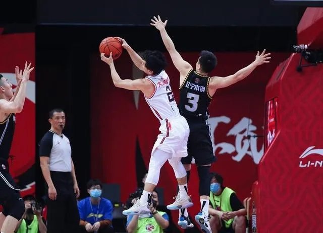 辽宁男篮纸面实力占优，总决赛第一场到底输在了哪里？