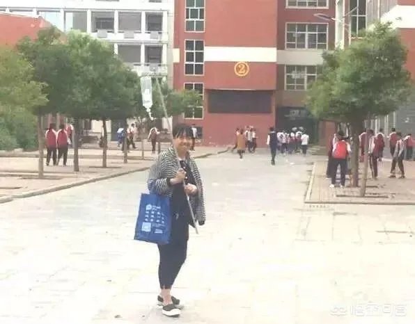 河南女教师肩扛输液杆上课走红,你怎么看?