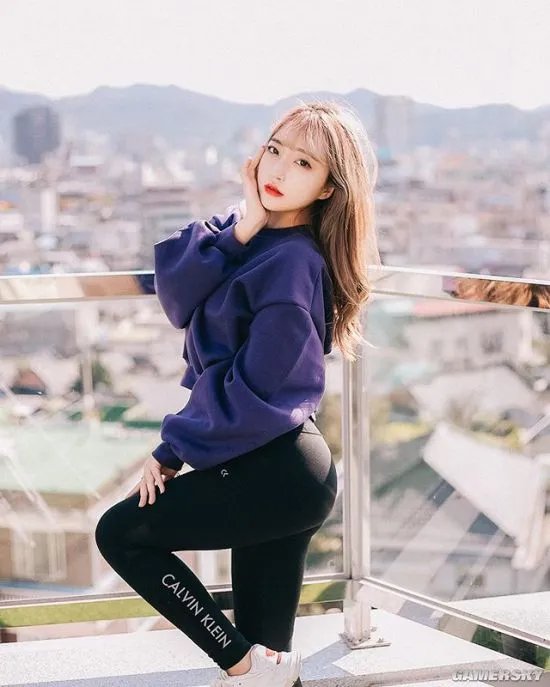 球技过人的白皙正妹 韩国蜂腰美腿的网红模特