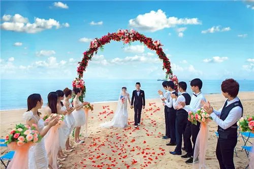 夏天婚礼新郎穿什么合适 如何打造浪漫夏季婚礼