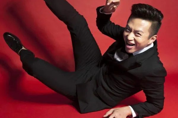 邓超孙俪扮丑撅嘴自拍,为何邓超会配文说老婆是兄弟?