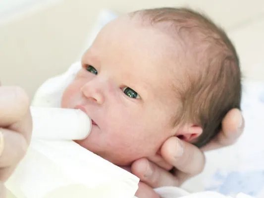 新生儿吃奶打嗝是怎么回事