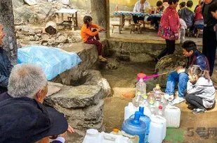 翻山排队取灵水 灵水真的能治病吗?