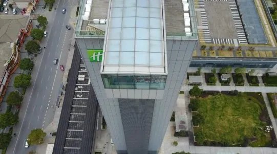 上海现悬空泳池是怎么回事？