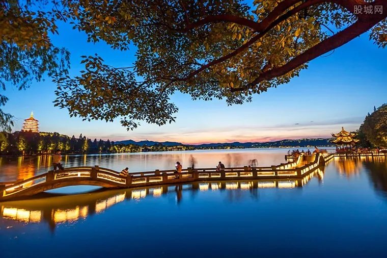 杭州西湖今起有序开放 入园前提是必须戴口罩