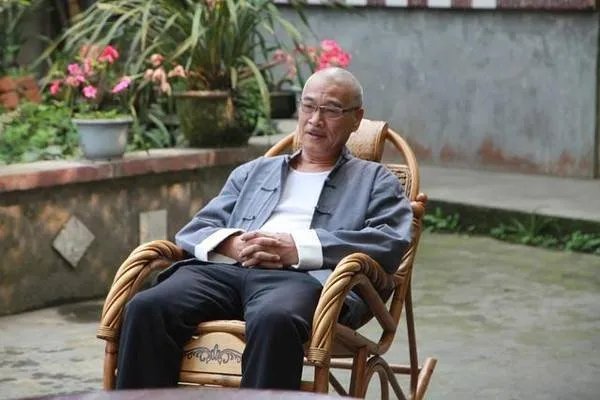 吴孟达曾带一麻袋现金到汶川救助,你心中的“达叔”是个怎样的人?