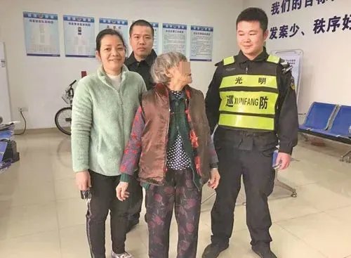 8旬痴呆老人走失5天4夜，找到时仍意识清醒，该如何避免患病老人走失？