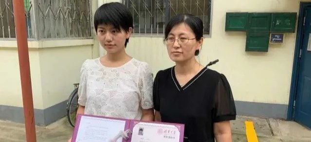 收到清华通知书女生说北大考砸了，她会继续复读考北大吗?