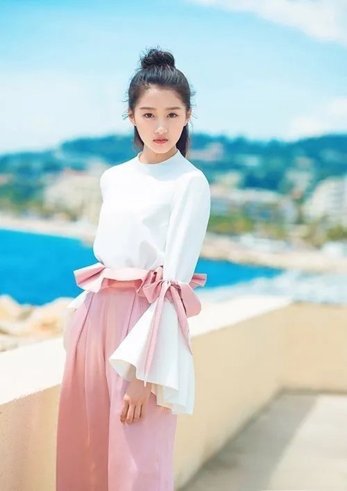 关晓彤不良照片ps污图怎么回事 被黑也是常有的事