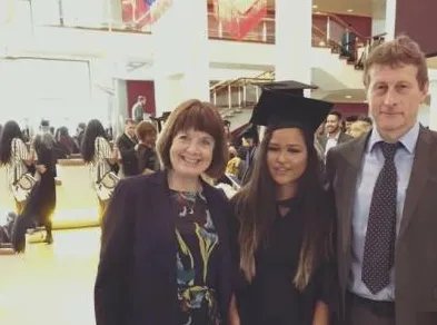 23岁英籍女孩中国寻亲背后有何故事？