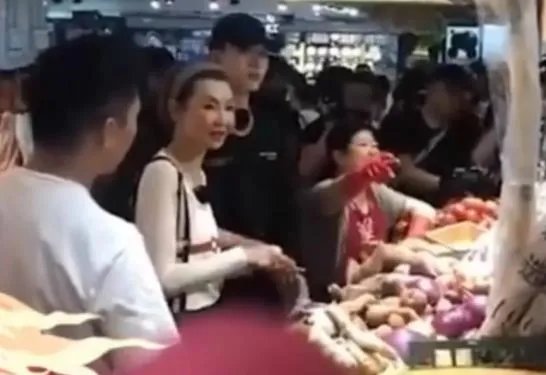 54岁张曼玉逛地摊：张曼玉现状与昔日魅力回顾