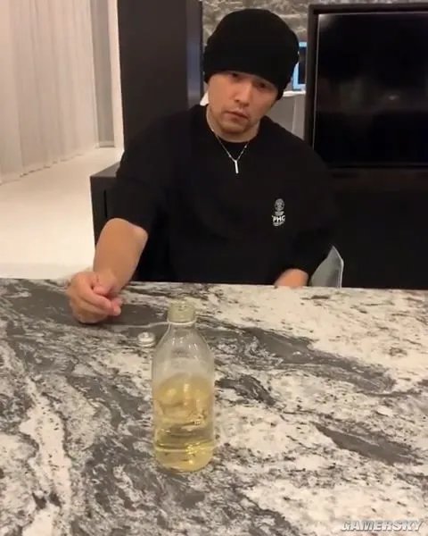 周杰伦晒“瓶盖挑战”视频 帅气飞银行卡削落瓶盖