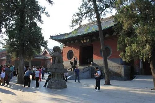 少林寺多座石碑被游客摸出包浆，这就是“万物皆可盘”吗？