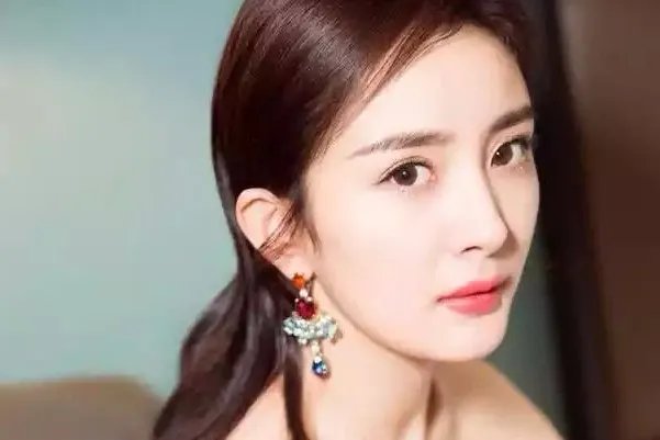 姚笛长发现身撞脸杨幂