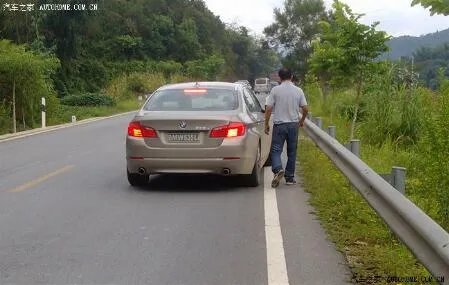 碰瓷不成砸宝马车 这是骗钱还是赔钱