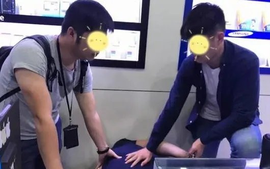 男子坐地铁为什么突然被铐？