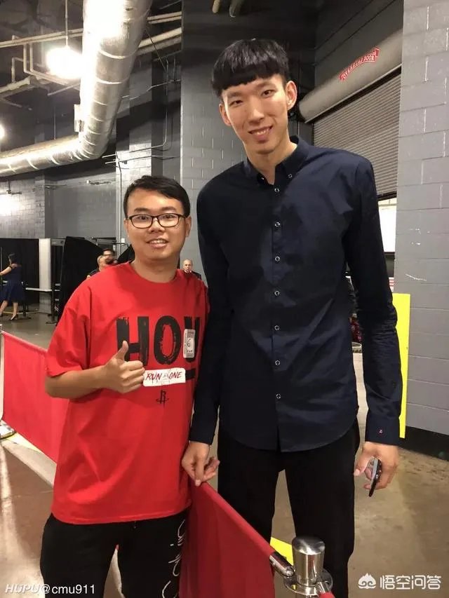 火箭大胜勇士赛后，国内老球迷成功与火箭众球员完成合影，你怎么评价？