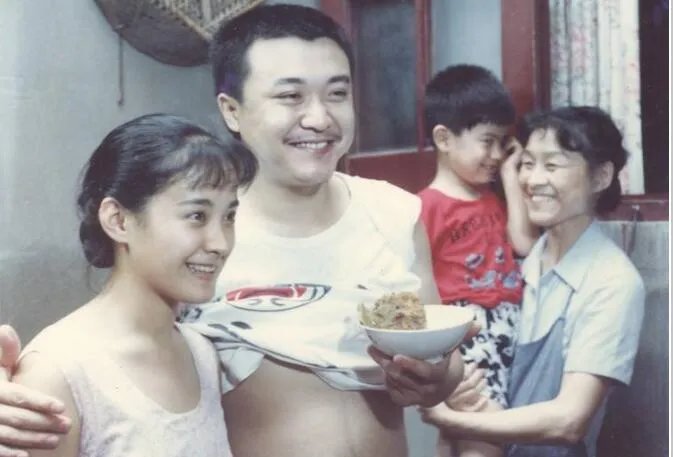 剧雪和何群离婚后现任老公是王辉吗 剧雪年轻时的照片组图