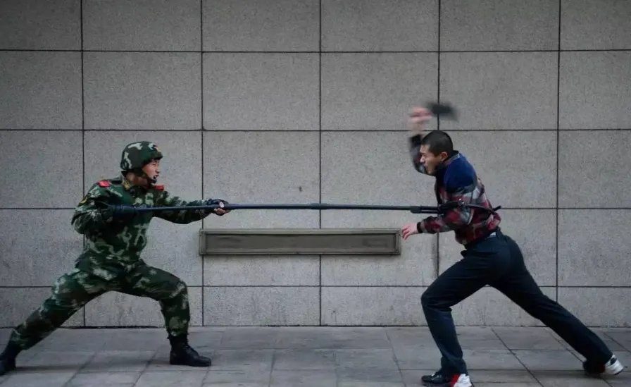 两个男子街头拿刀追砍武警 居然是因为感情纠纷（故意伤害）