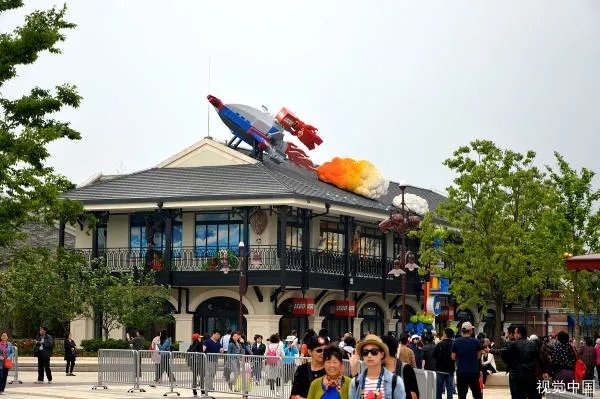 迪士尼的游客在排队时昏倒身故，导致其身亡的原因是什么？