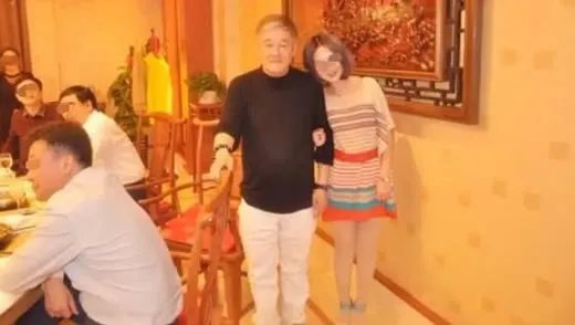 赵本山遭粉丝强抱详情过程：猝不及防（动态画面）